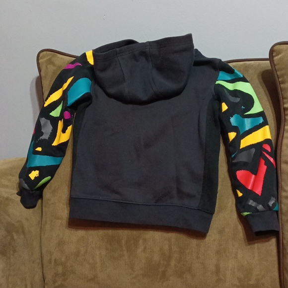 Nike boys multi color hoodie has patches that feel like leather. - Picture 14 of 17